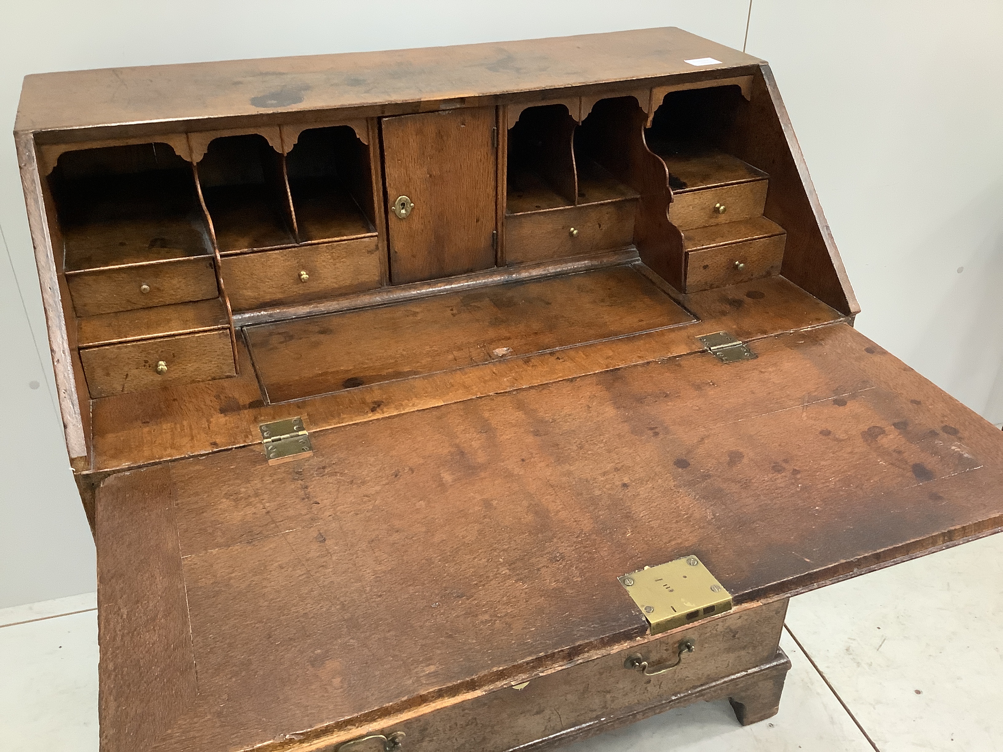 A George III oak bureau, width 91cm, depth 52cm, height 101cm